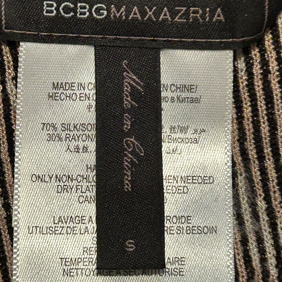 BCBGMAXAZRIA TOP. Black with pink/beige pattern - Picture 7 of 7